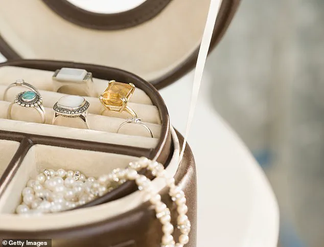 The Hidden Dangers of Traveling with Valuable Jewelry: Why Experts Warn Against It