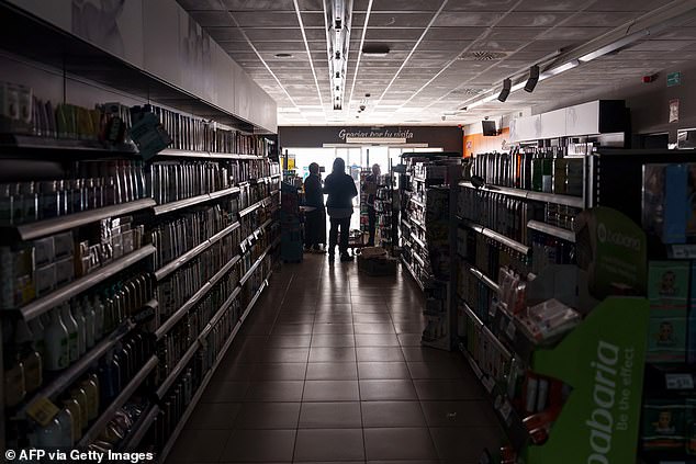 French President Macron Blames Spain's Blackout on Renewable Energy Reliance as Debate Over Grid Resilience Intensifies