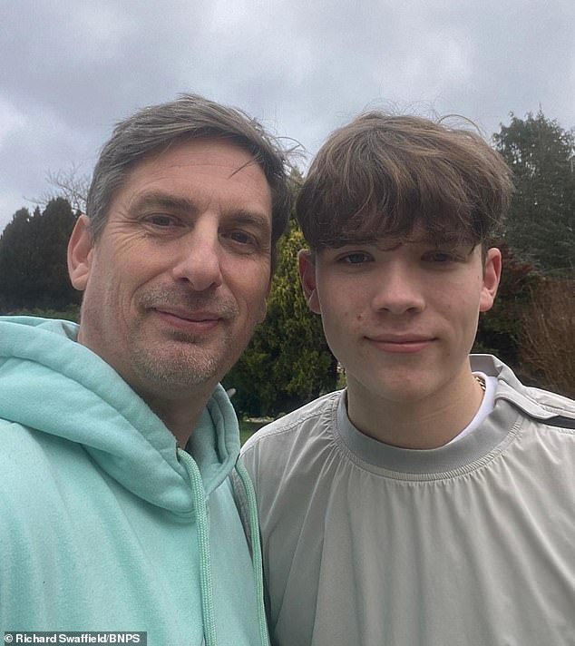 Father and Son Discover Live WWII Mortar Shell While Magnet Fishing on River Stour, Triggering Bomb Squad Response