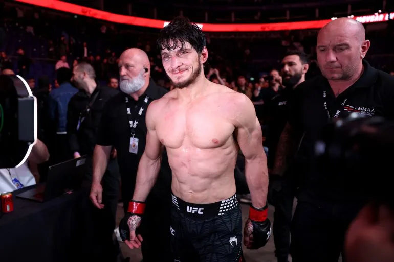 Movsar Evloev Secures Narrow Victory Over Lerone Murphy, Eyes Featherweight Title Shot