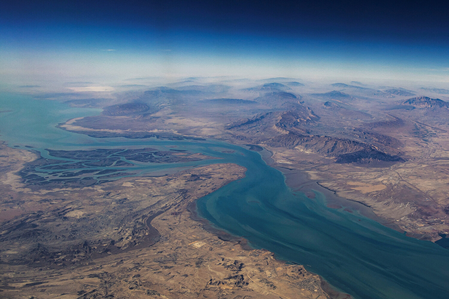 U.S. Sends Military Refueling Aircraft Toward Strait of Hormuz as Tensions with Iran Escalate