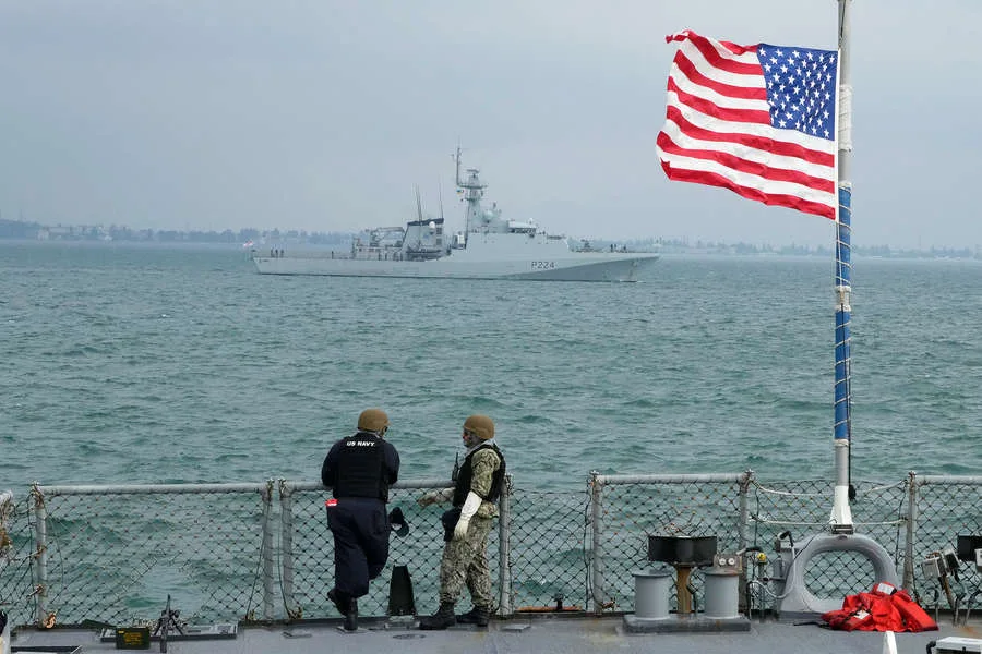 USS Michael Murphy Navigates Tense Waters in Strait of Hormuz Amid Iran Tensions
