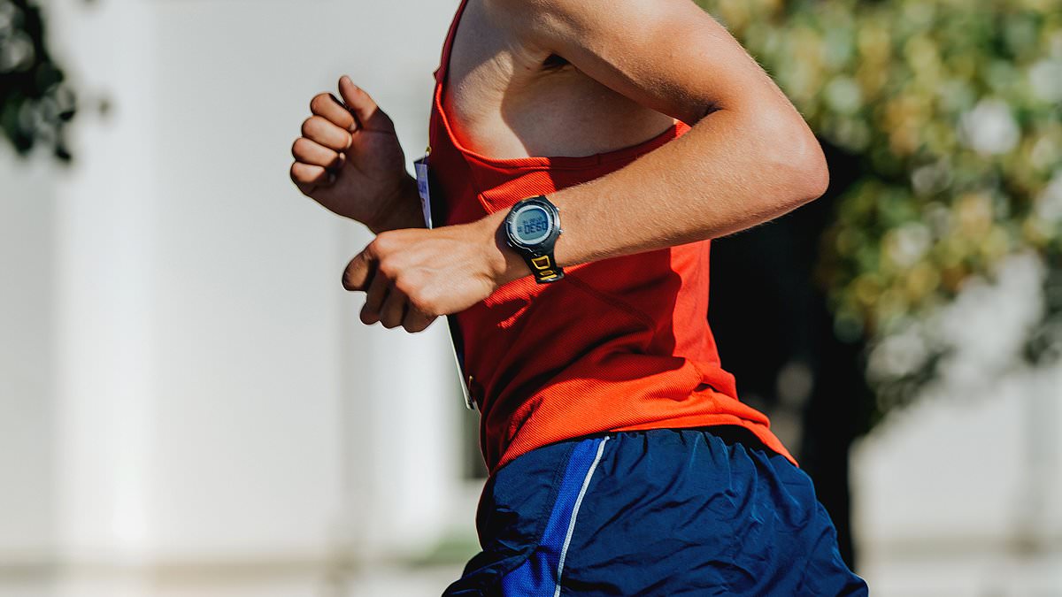 Study warns smartwatches distract runners and hinder athletic performance.