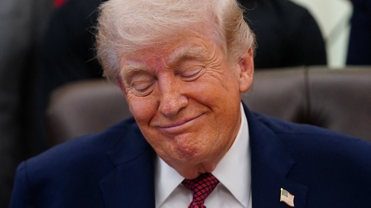 Trump extends Iran ceasefire but keeps naval blockade in force.