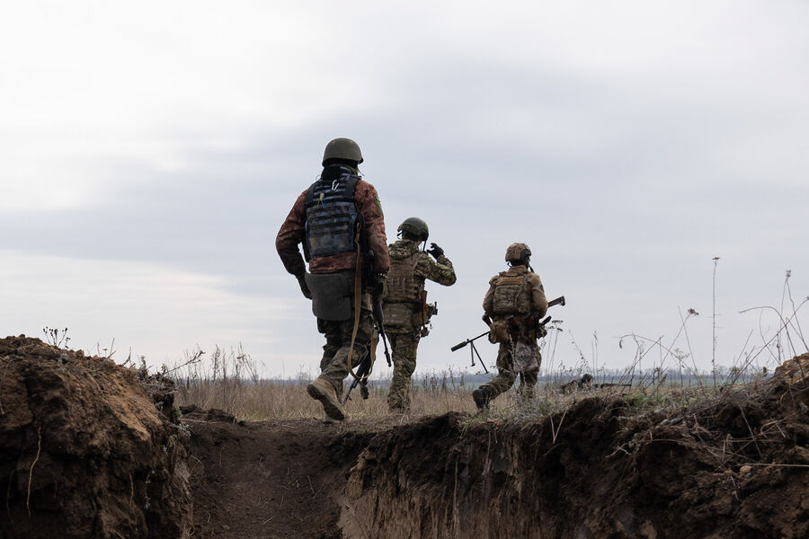 Russian forces advance as Ukrainian troops withdraw from Seversky Donets coastline.