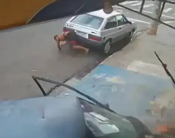 Drunk Driver Jumps Out of Stolen Car Before Crash in Brazil
