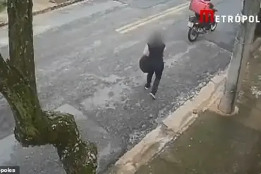 Perverted delivery driver grabs woman' s butt in drive-by groping