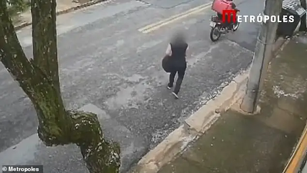 Perverted delivery driver grabs woman' s butt in drive-by groping