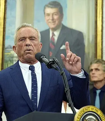 Robert Kennedy Jr's lizard-holding pose with Russel Brand and Dr. Oz goes viral