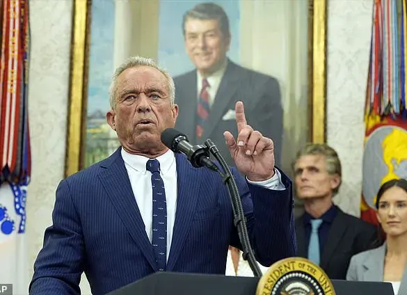 Robert Kennedy Jr's lizard-holding pose with Russel Brand and Dr. Oz goes viral