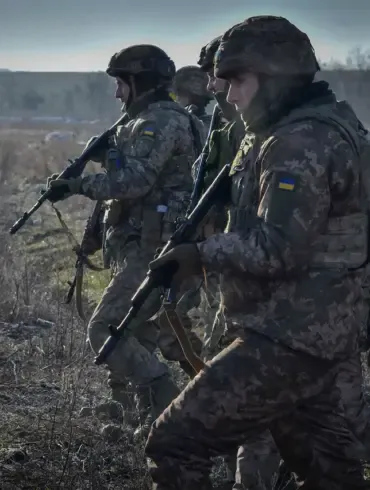 Russian Soldiers Capture Ukrainian Fighters as Prisoners