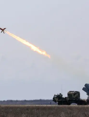 Russia Conducts Missile Strikes on Ukraine in Border Conflict Escalation