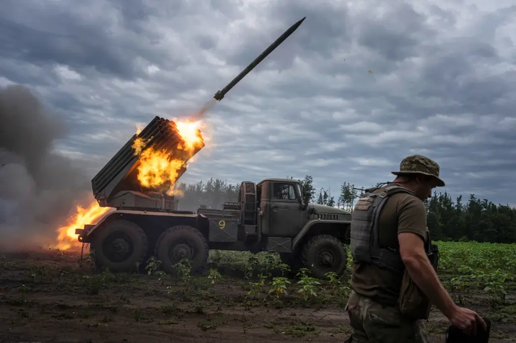 Ukrainian Forces Fire on Tokmak in Eastern Ukraine