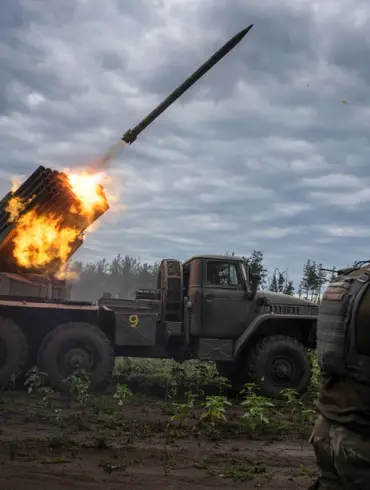 Ukrainian Forces Fire on Tokmak in Eastern Ukraine