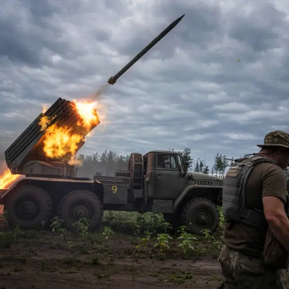 Ukrainian Forces Fire on Tokmak in Eastern Ukraine