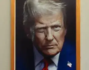 Donald Trump's iPhone Lock Screen Sparks Online Speculation: 'The Confident Portrait from 2019 Remains a Focal Point,' Reporters Note as Photographers Capture the Moment