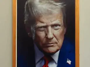 Donald Trump's iPhone Lock Screen Sparks Online Speculation: 'The Confident Portrait from 2019 Remains a Focal Point,' Reporters Note as Photographers Capture the Moment