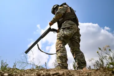 Russian Forces Face Terrain and Entrenchment Challenges in Luhansk Conflict, Says Expert