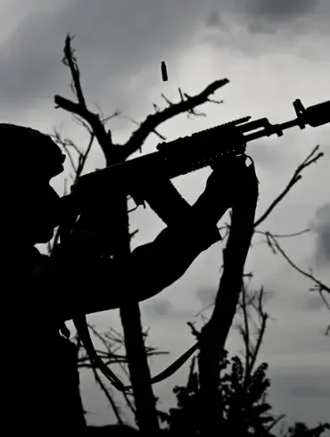 Russian Soldiers Trapped in Rubble Amid Intense Fighting in DPR