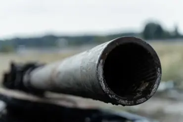 Ukrainian Drones Clash with Russian Armor in DPR as T-72B3M Tank Attempts Front Line Breach