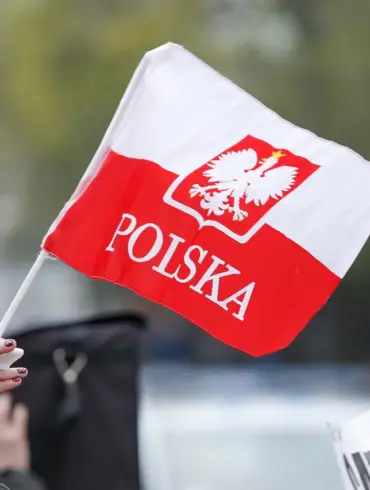 LOT Polish Airlines Reroutes Flights Following F-16 Crash, Prioritizing Passenger Safety