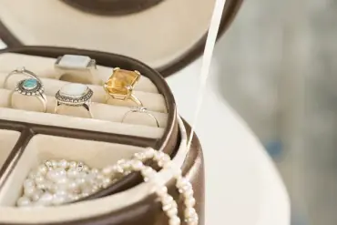 The Hidden Dangers of Traveling with Valuable Jewelry: Why Experts Warn Against It